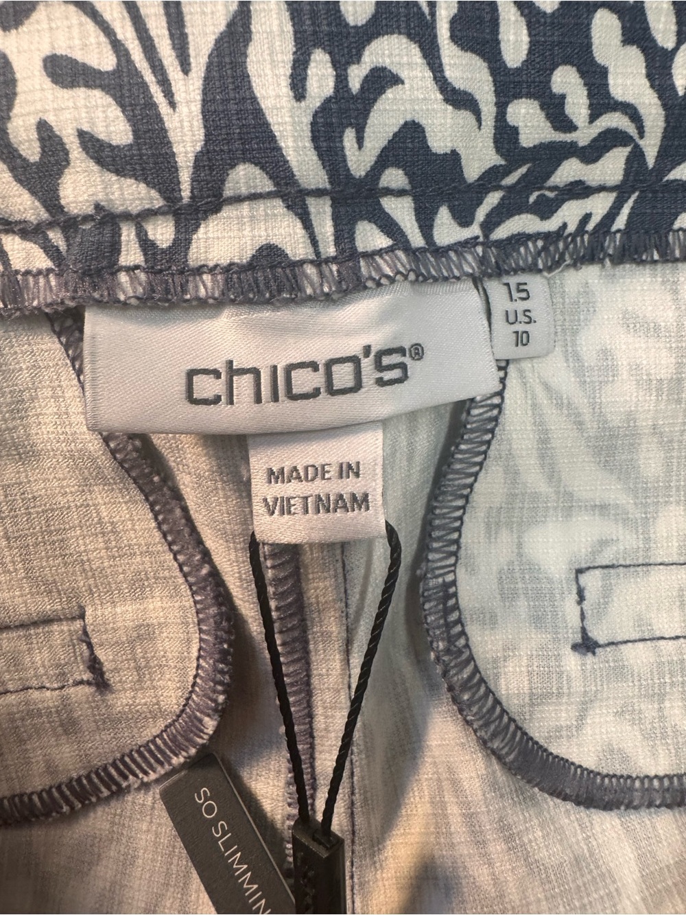 Patterned Cropped Pants in Navy and White - Picture 6 of 9